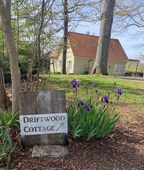 Driftwood Cottage With Hot Tub On Lake Cumberland Russell Springs Extérieur photo