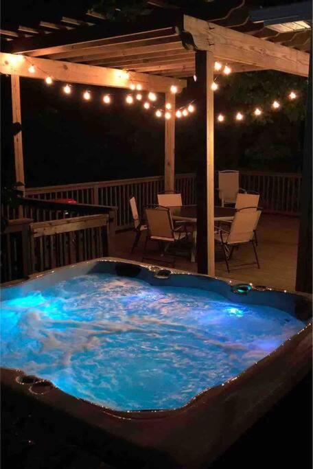 Driftwood Cottage With Hot Tub On Lake Cumberland Russell Springs Extérieur photo