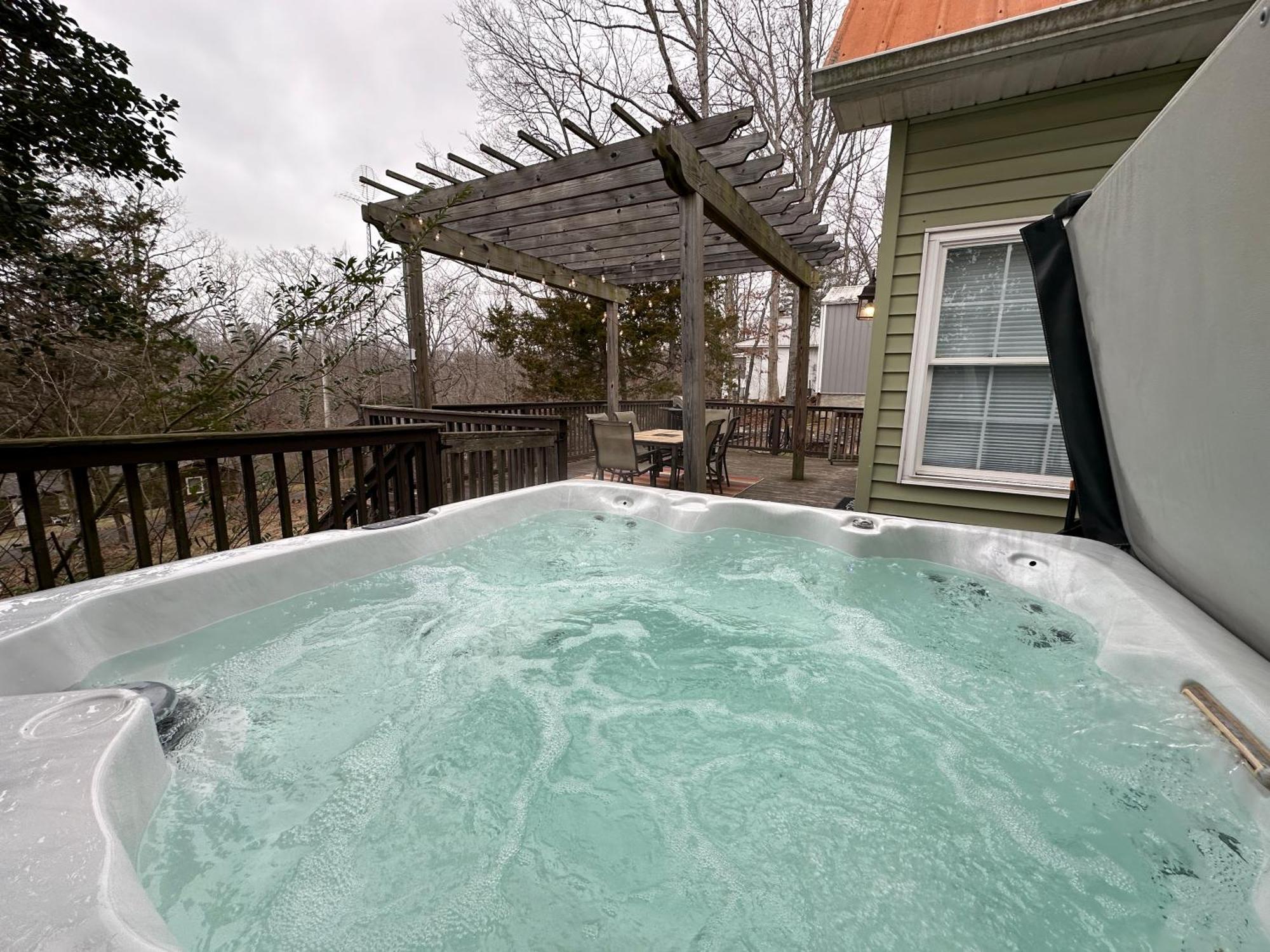 Driftwood Cottage With Hot Tub On Lake Cumberland Russell Springs Extérieur photo
